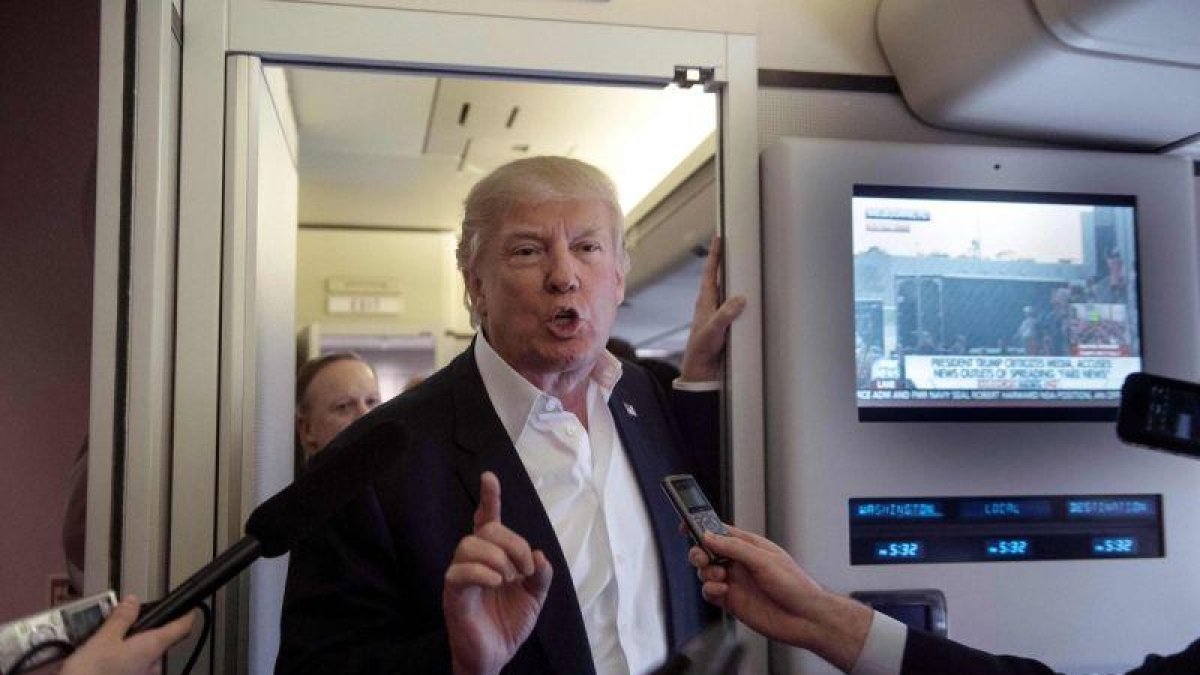 Donald Trump habla con la prensa en el Air Force One.-NICHOLAS KAMM / AFP