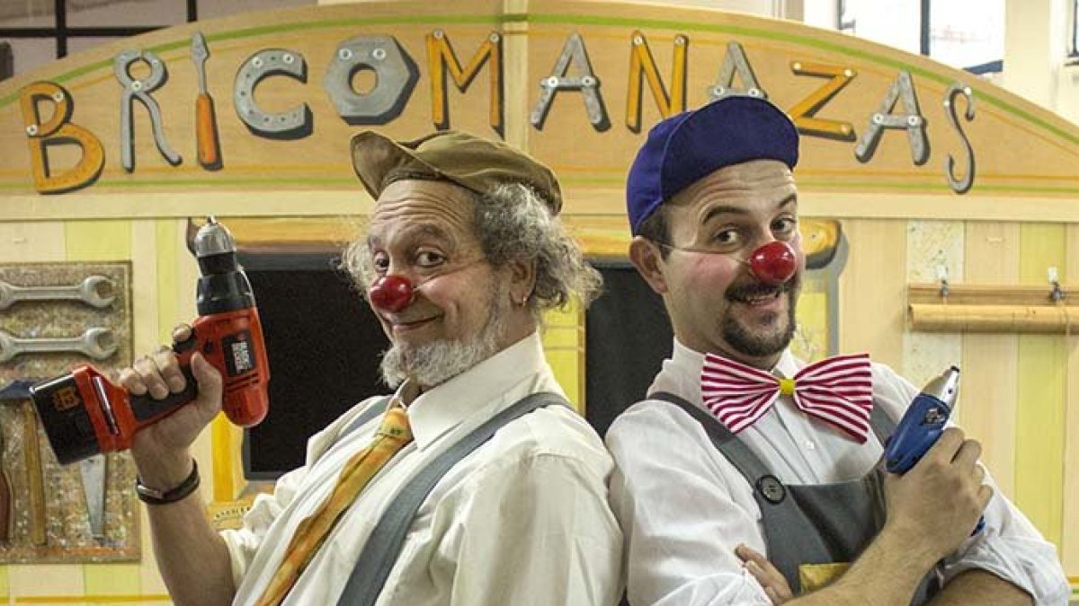 Auténticos manitas en lo suyo. TEATRO LA SONRISA