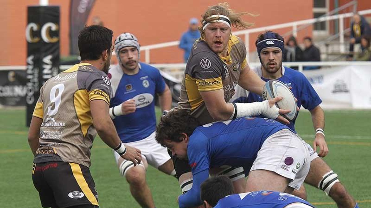 Ruan Snyman prepara la descarga tras llegar al punto de encuentro con la cortina defensiva rival.-SANTI OTERO