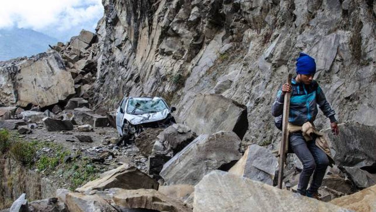 Un hombre anda entre las ruinas en una carretera hacia Dhunche, en la zona del parque nacional de Langtang.-Foto: AP / JOE SIEDER