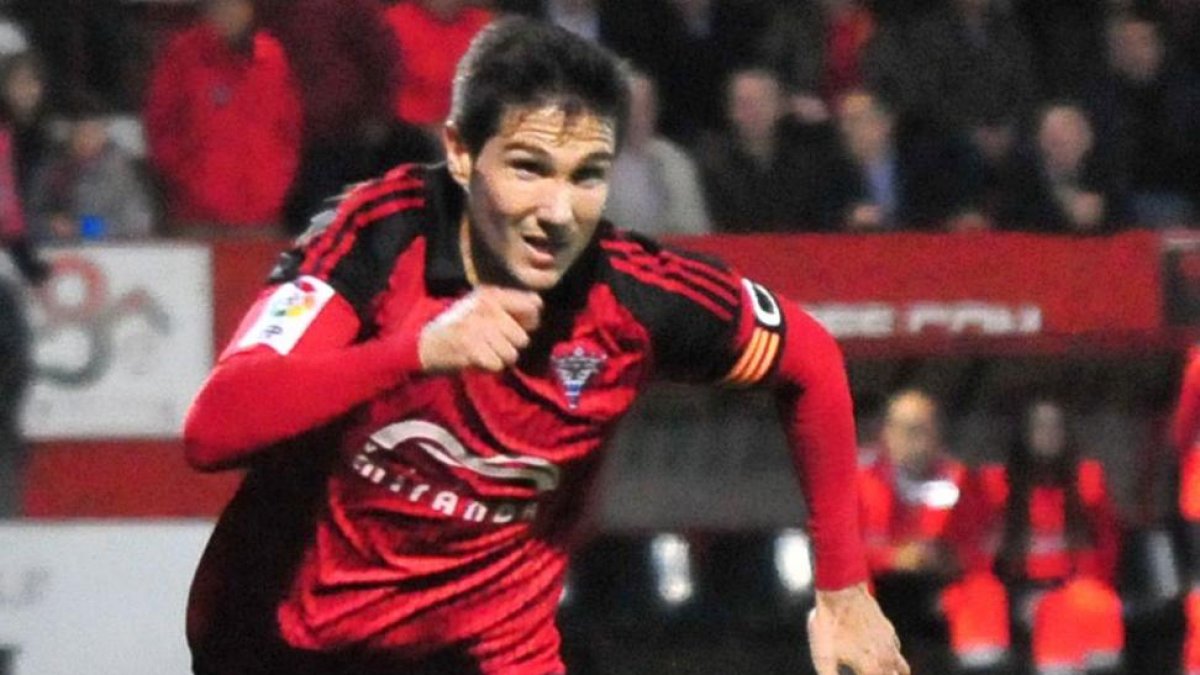 Álvaro Corral será titular en la línea defensiva.-JOSÉ ESTEBAN EGURROLA
