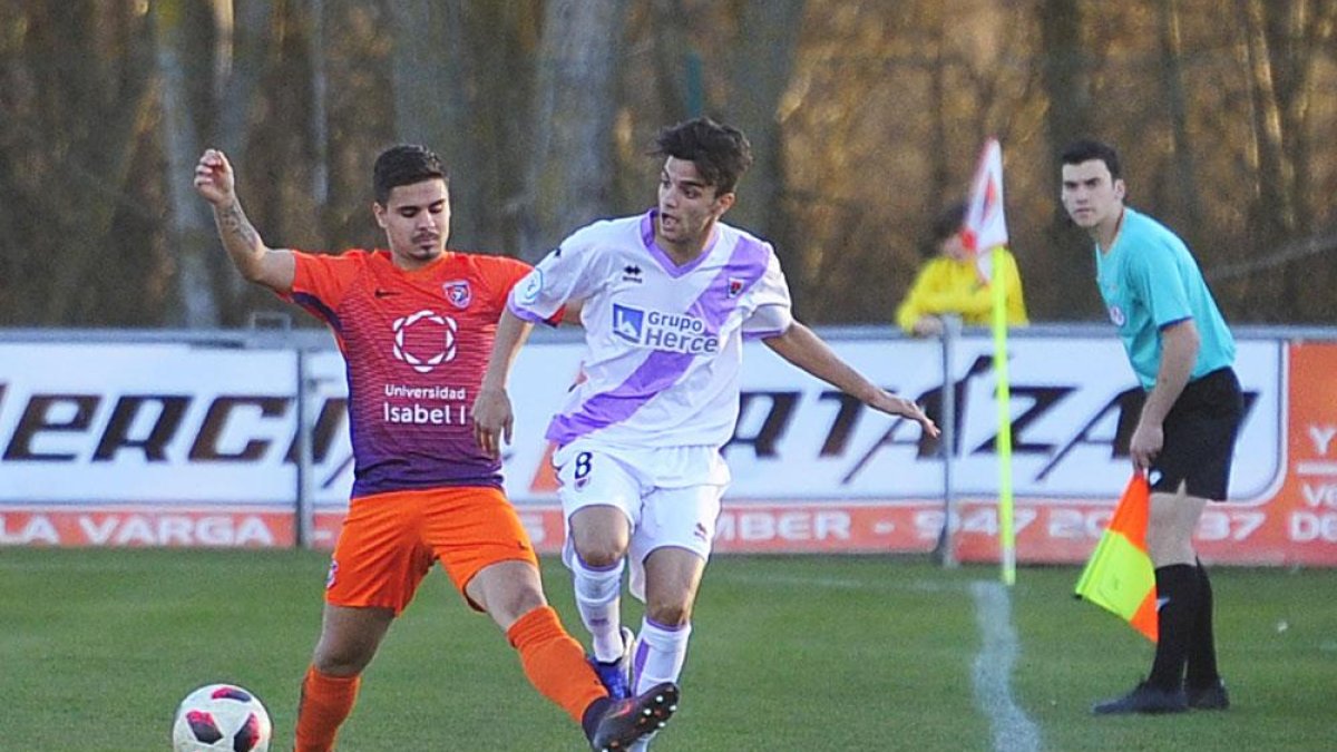 Portal impide el avance de un jugador del Numancia B.-ISRAEL L. MURILLO