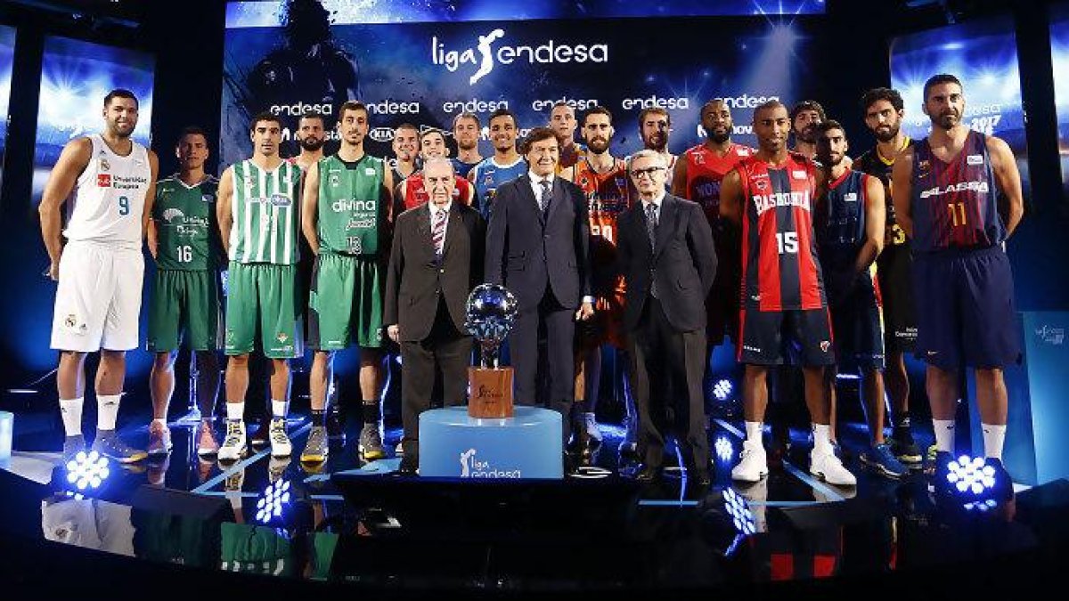 Sebas Saiz, en el centro, participó ayer en la presentación de la liga ACB 17-18.-ACB