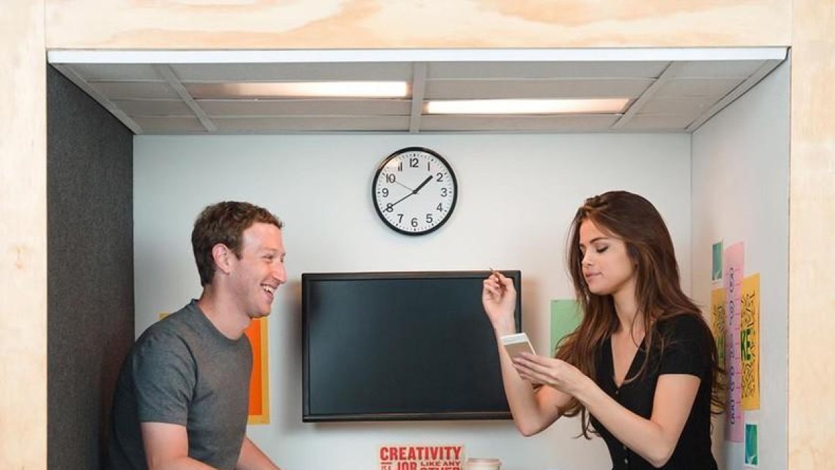 Mark Zuckerberg y Selena Gomez, en las oficinas de Facebook, donde han celebrado que la cantante es la persona que más seguidores tiene en Instagram.-FACEBOOK