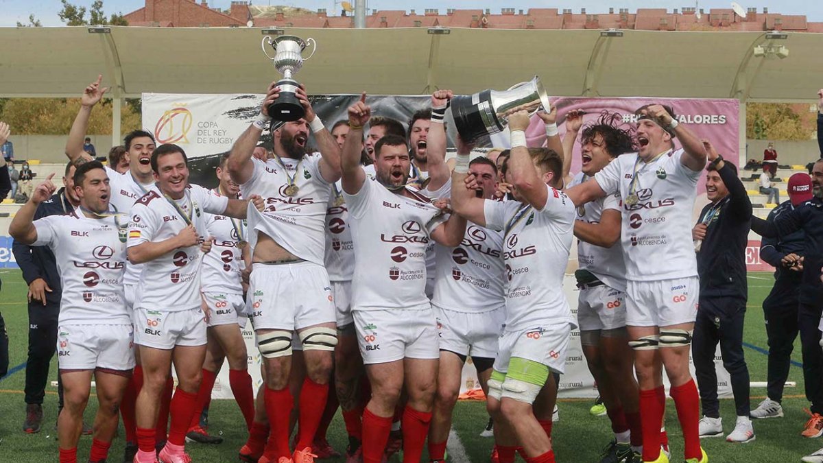 Los jugadores del Alcobendas celebran el título logrado en San Amaro. RAÚL OCHOA