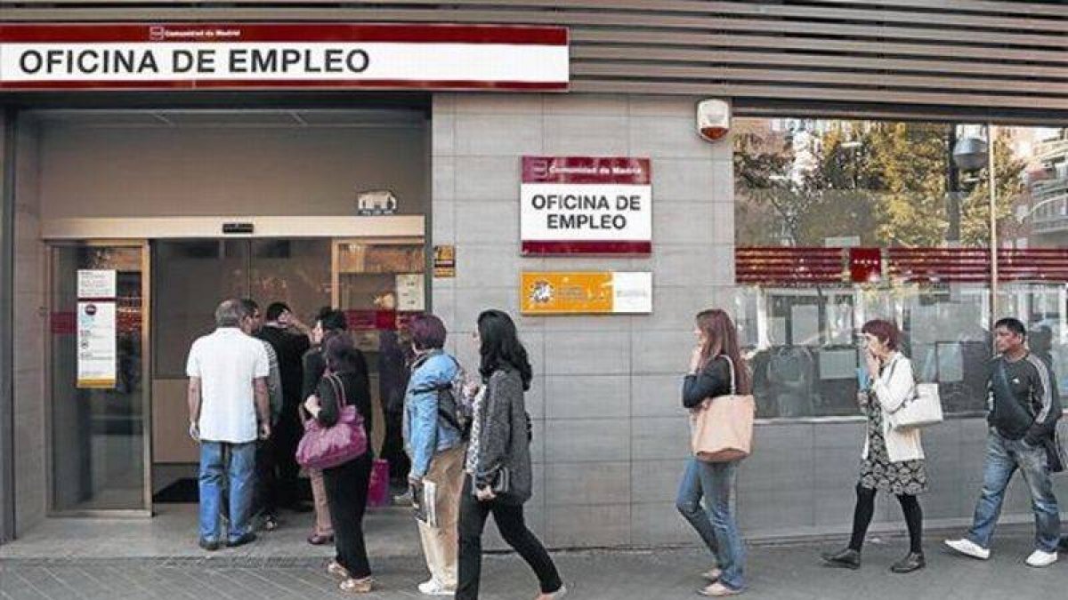 Cola de parados en una oficina de empleo de la Comunidad de Madrid.-Foto: AGUSTÍN CATALAN