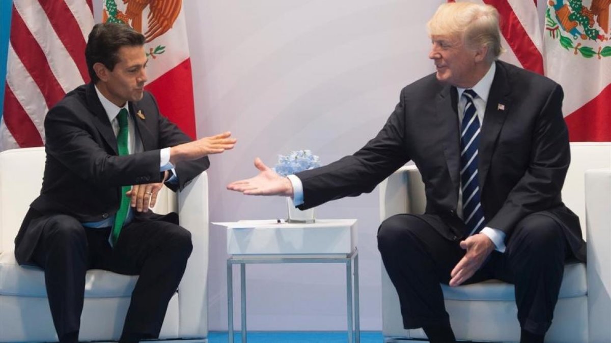 Trump (derecha) y Peña Nieto, en un encuentro durante la cumbre del G-20 en Hamburgo, el 7 de julio.-AP / SAUL LOEB