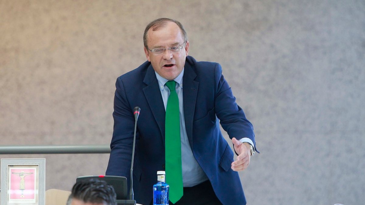 El concejal de Vox Fernando Martínez-Acitores en una intervención en un pleno municipal. RAÚL OCHOA