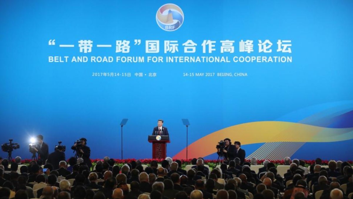 El presidente chino Xi Jinping pronuncia su discurso durante la inauguracion del foro sobre la Nueva Ruta de la Seda que promueve China.-Zipi / EFE