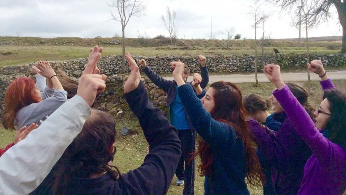 El grupo desprende energía durante una de las dinámicas desarrolladas durante un intenso fin de semana.-D.L.