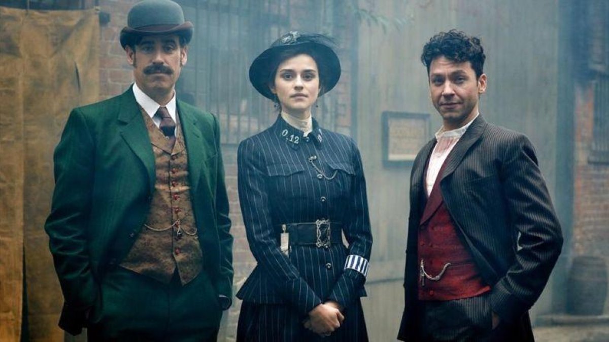 Conan Doyle (Stephen Mangan) y Michael Weston (Houdini) colaboran con una agente de Scotland Yard (Rebecca Liddiard).-PARAMOUNT