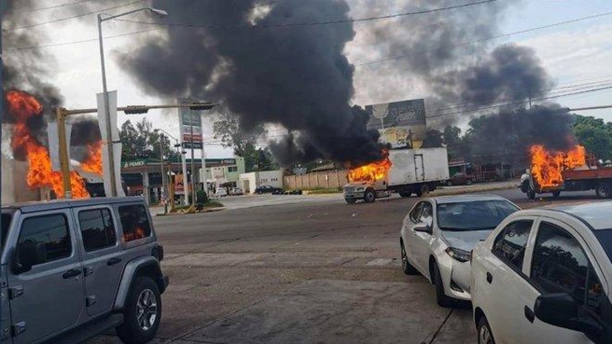 Vehículos incendiados durante un enfrentamiento de grupos armados con las fuerzas federales en Culiacán, en el estado mexicano de Sinaloa.-EFE