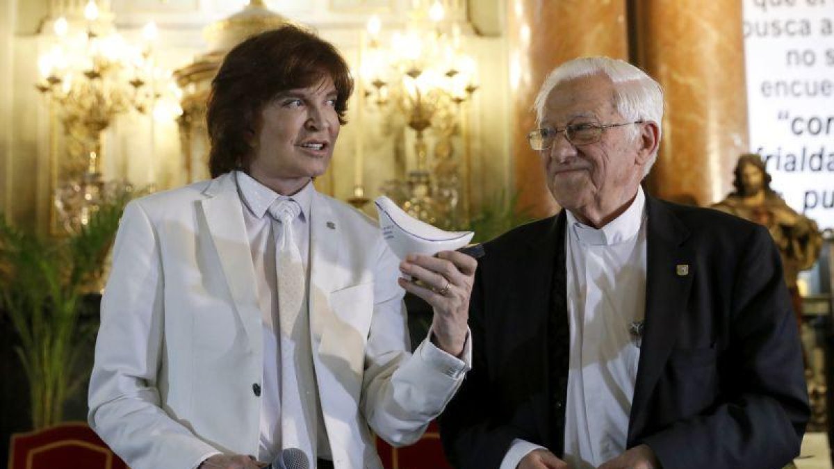 Camilo Sesto y el padre Ángel, este lunes, en la iglesia de San Antón de Madrid para presentar el sencillo 'Padre nuestro'.-EFE / CHEMA MOYA