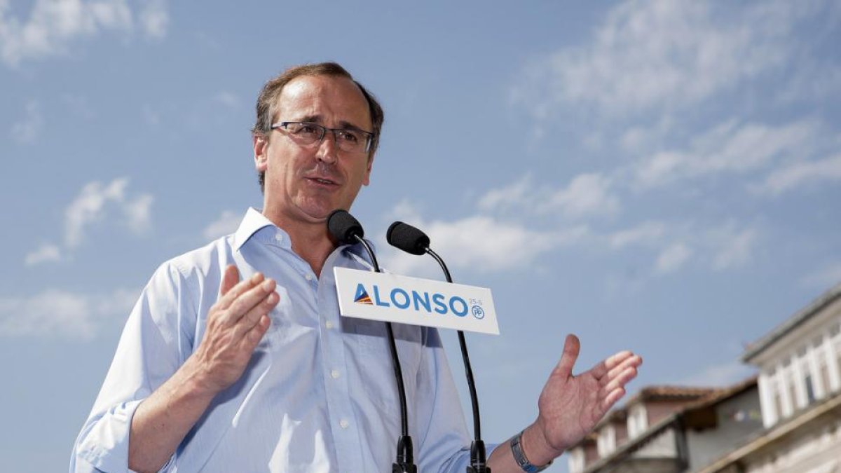 El presidente del PP vasco, Alfonso Alonso, durante su intervención el sábado en un acto político, en Vitoria.-EFE / ADRIÁN RUIZ DE HIERRO