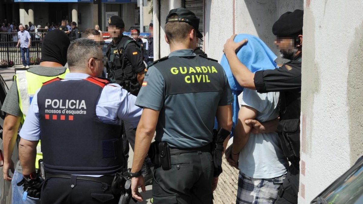 Guardia Civil y Mossos d Esquadra se llevan a un detenido en Ripoll. /-ROBIN TOWNSEND (EFE)