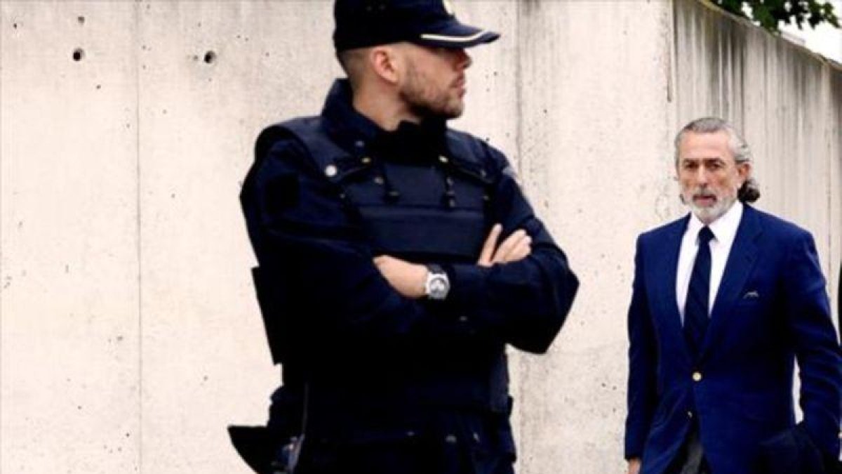 Francisco Correa, jefe de la 'trama Gürtel', se dirige a la Audiencia Nacional, en San Fernando de Henares.-JUAN MANUEL PRATS