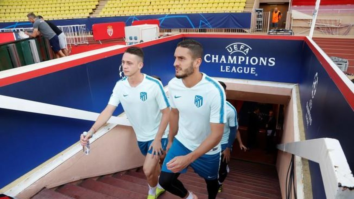Koke (d), jugador del Atlético de Madrid, durante el entrenamiento previo al partido en Mónaco.-REUTERS