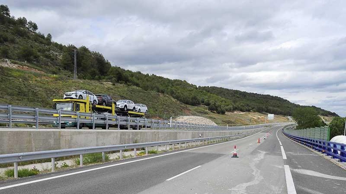 Imagen del tramo cortado de la circunvalación, cerca de Villalonquéjar.-ISRAEL L. MURILLO