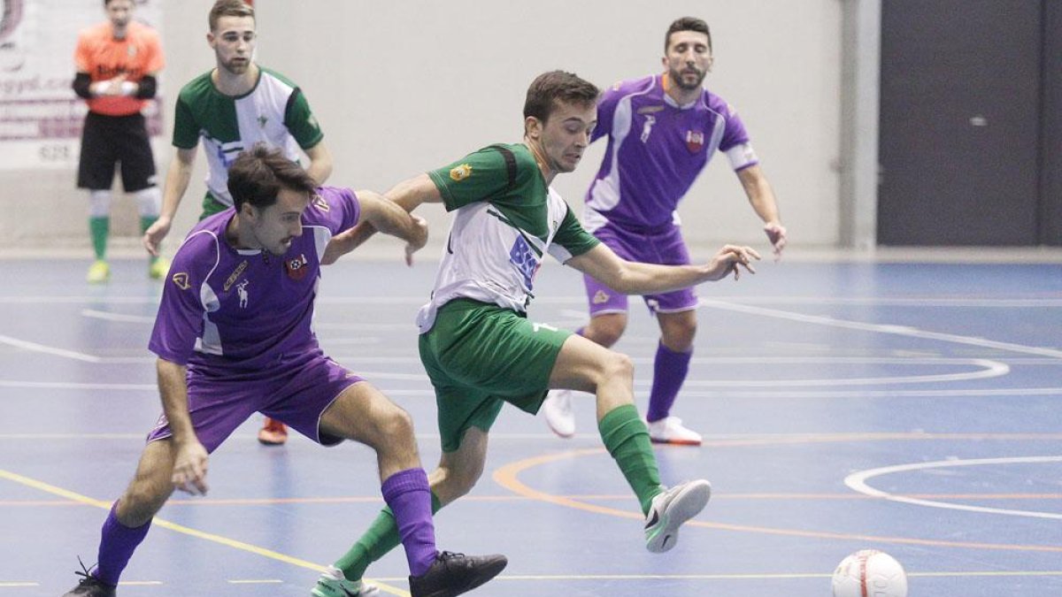 Isra, el protagonista del partido con dos goles y una notable actuación, defiende a un jugador del Santurtzi.-SANTI OTERO