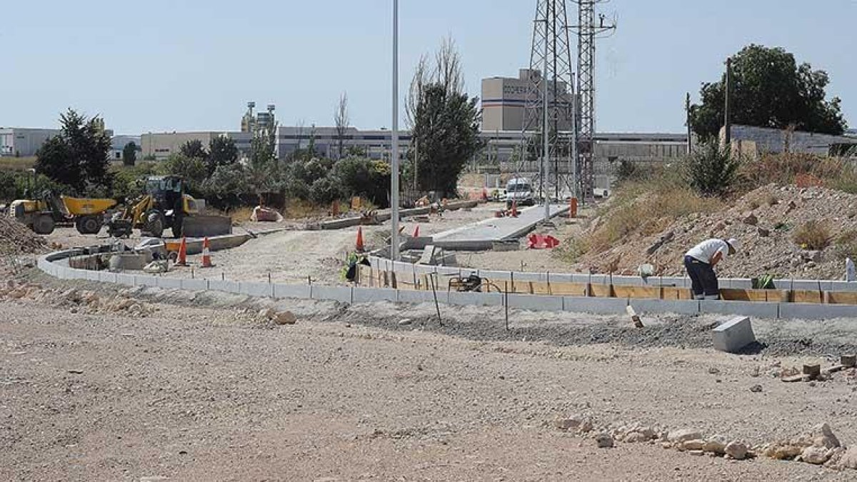 Los obreros avanzan en la ejecución de la obra del vial en una imagen tomada esta semana.-ISRAEL L. MURILLO
