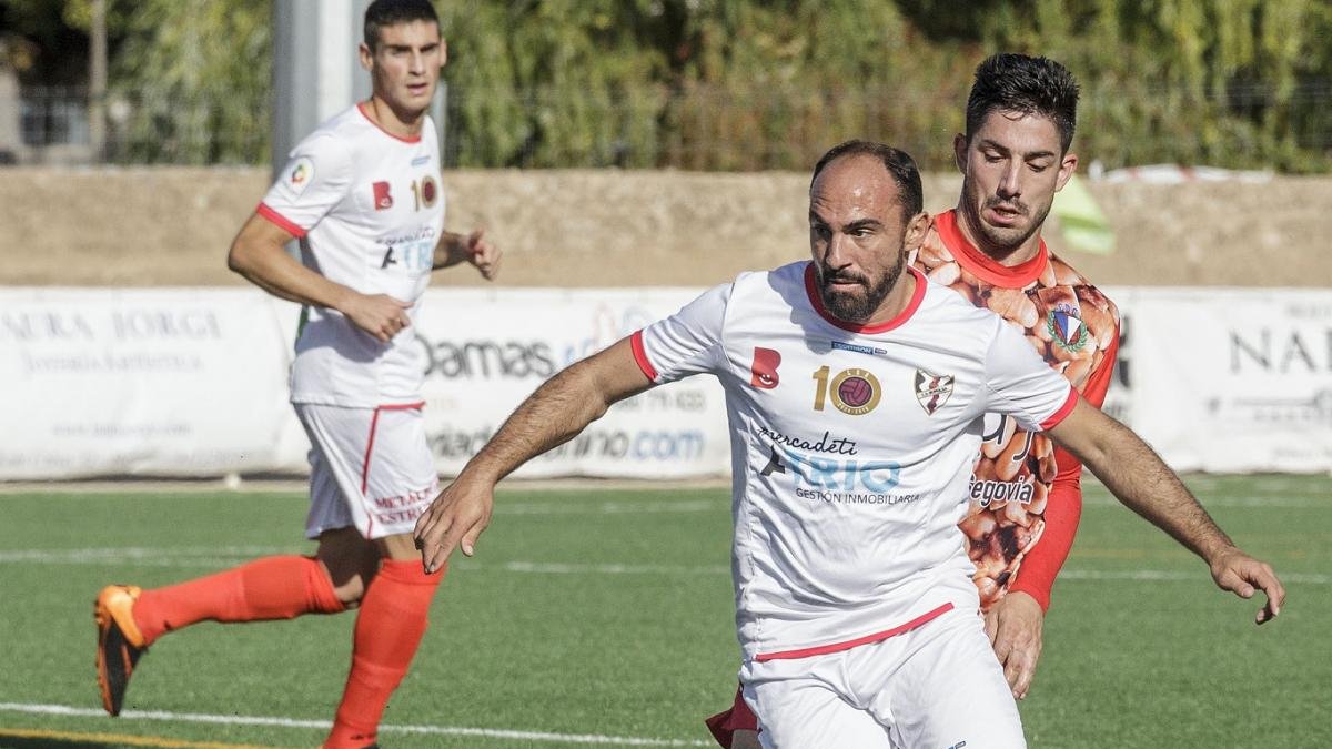 Adri controla el balón durante un partido.-SANTI OTERO