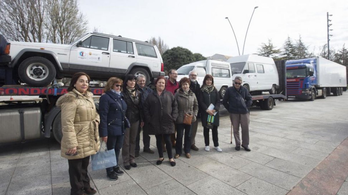 Miembros de la Asociación de Amigos del Pueblo Saharaui junto a la caravana de ayuda humanitaria.-RAÚL G. OCHOA
