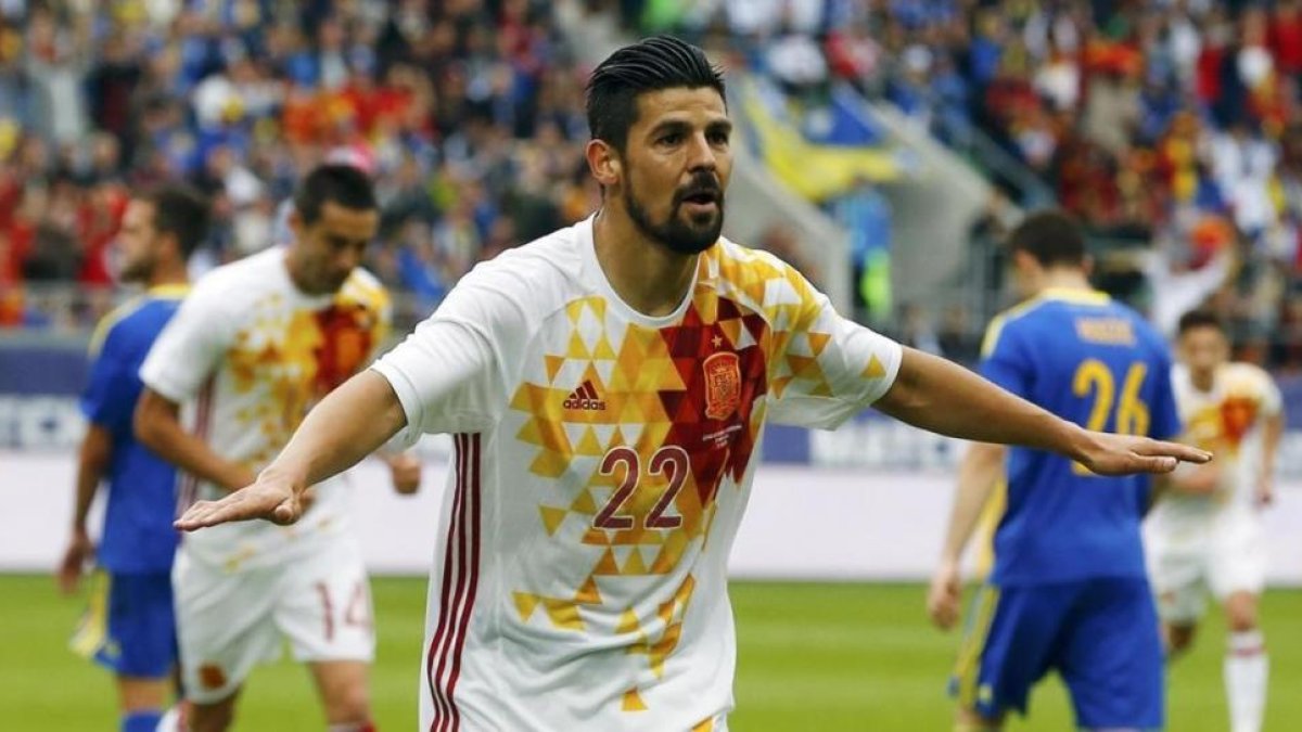 Nolito celebra el primero de sus dos goles en el amistoso contra Bosnia.-REUTERS / ARND WIEGMANN