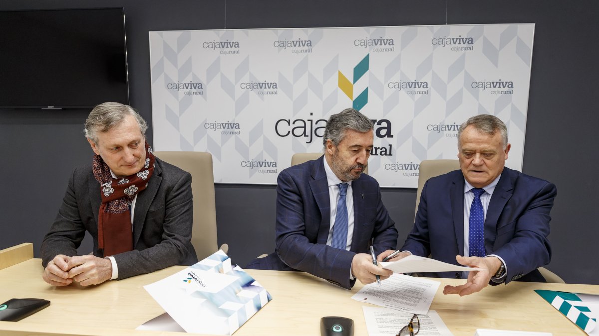 Ángel Palomino, director del proyecto del Centro de la Memoria Sefadí, Tomás Fiscac y Lorenzo Rodríguez. SANTI OTERO