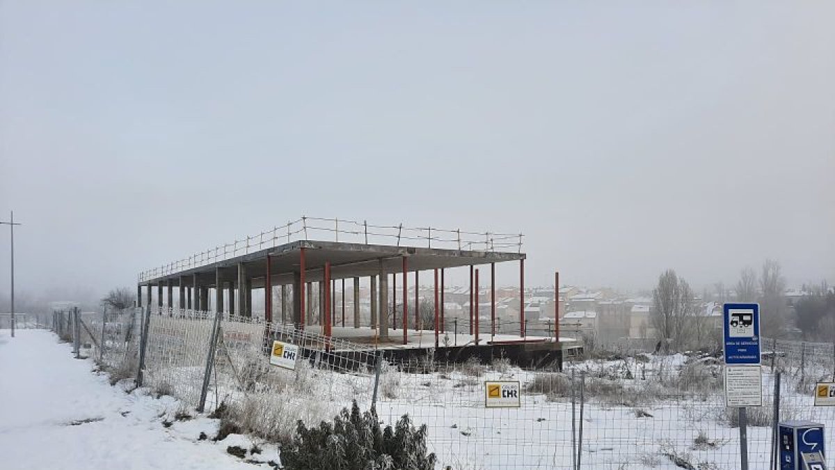 Imagen actual de la estructura de la futura comisaría. L.VELÁZQUEZ