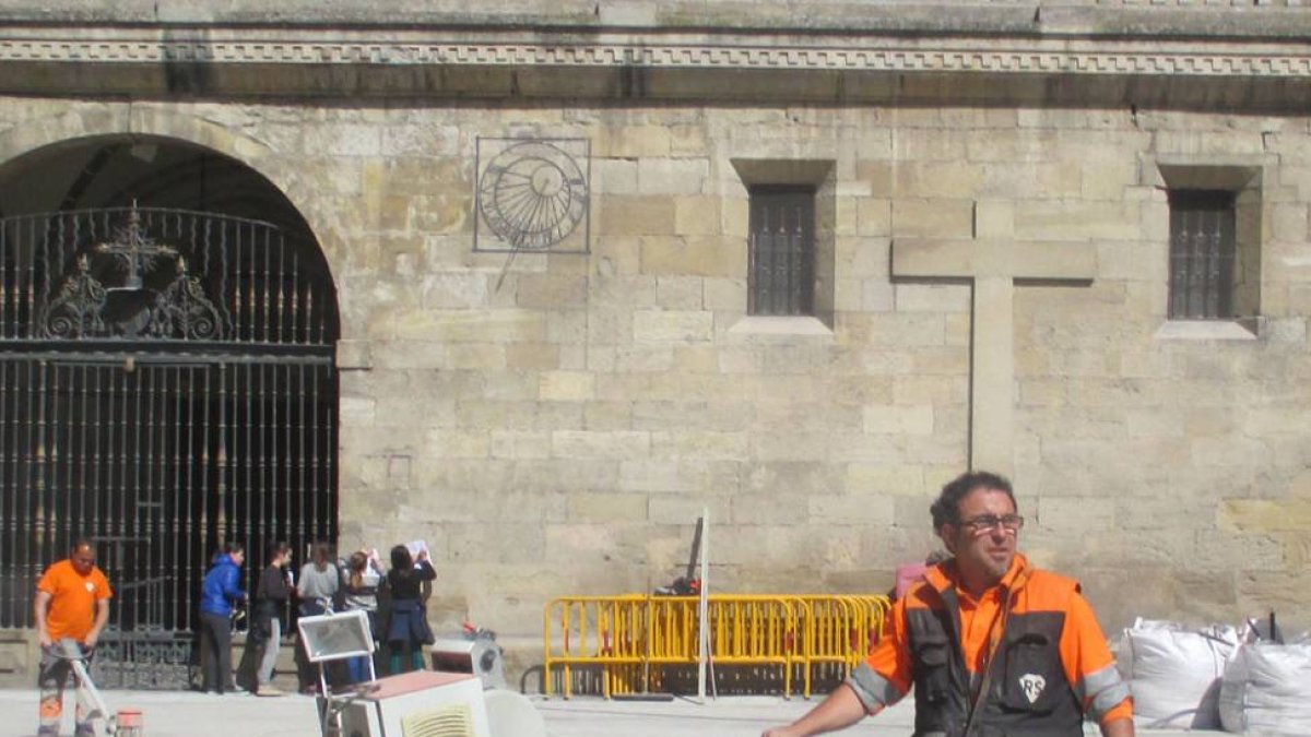 Operarios pulen el aglomerado del suelo de la plaza de Santa María.-E.M.