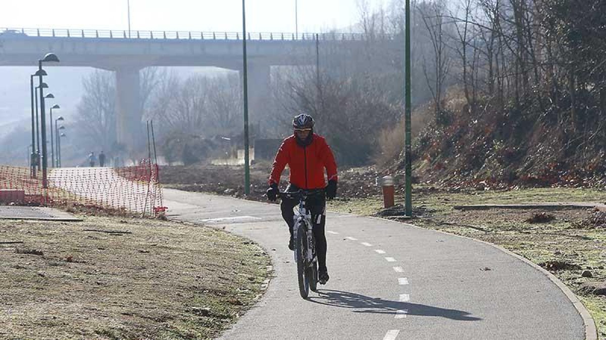 Imagen de la vía verde junto al parque Europa.-RAÚL G. OCHOA