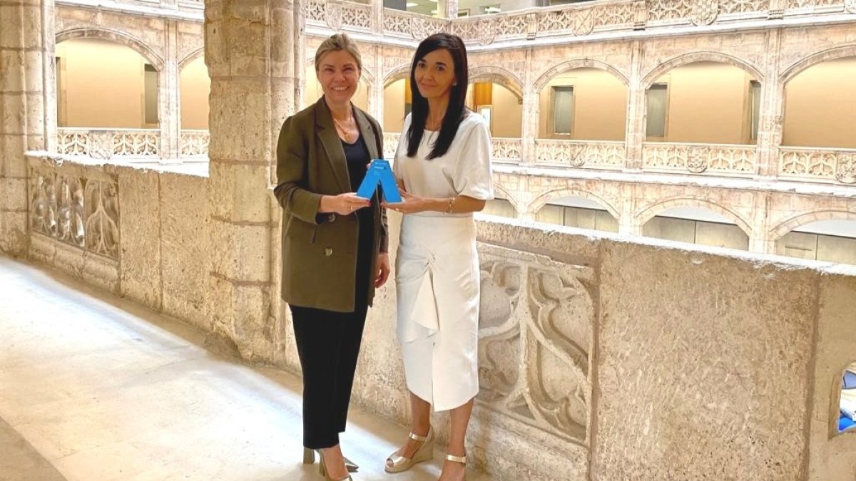 Belén Martín y Silvia Caballero en la Casa del Cordón de Burgos, sede de la entidad financiera en Castilla y León. ECB