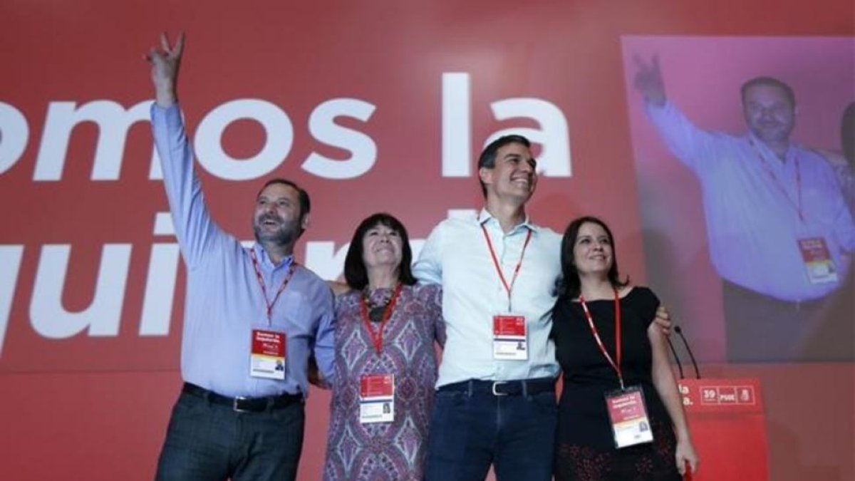 Pedro Sánchez, junto a sus principales colaboradores, este sábado en la inauguración del congreso del PSOE.-DAVID CASTRO