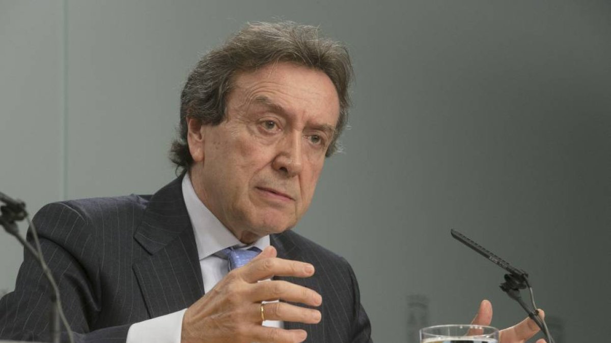 El consejero de la Presidencia y portavoz, José Antonio de Santiago-Juárez, comparece en rueda de prensa posterior al Consejo de Gobierno-Ical