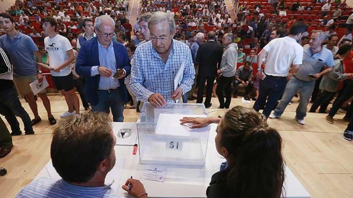 Imagend e la Asamblea Extraordinaria en la que se voto a favor de la conversión en SAD.-RAÚL G. OCHOA