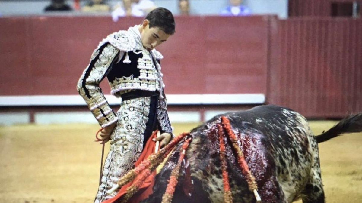 Jiménez Fortes frente a un toro de Conde de Mayalde en San Pedro el año pasado.-ECB