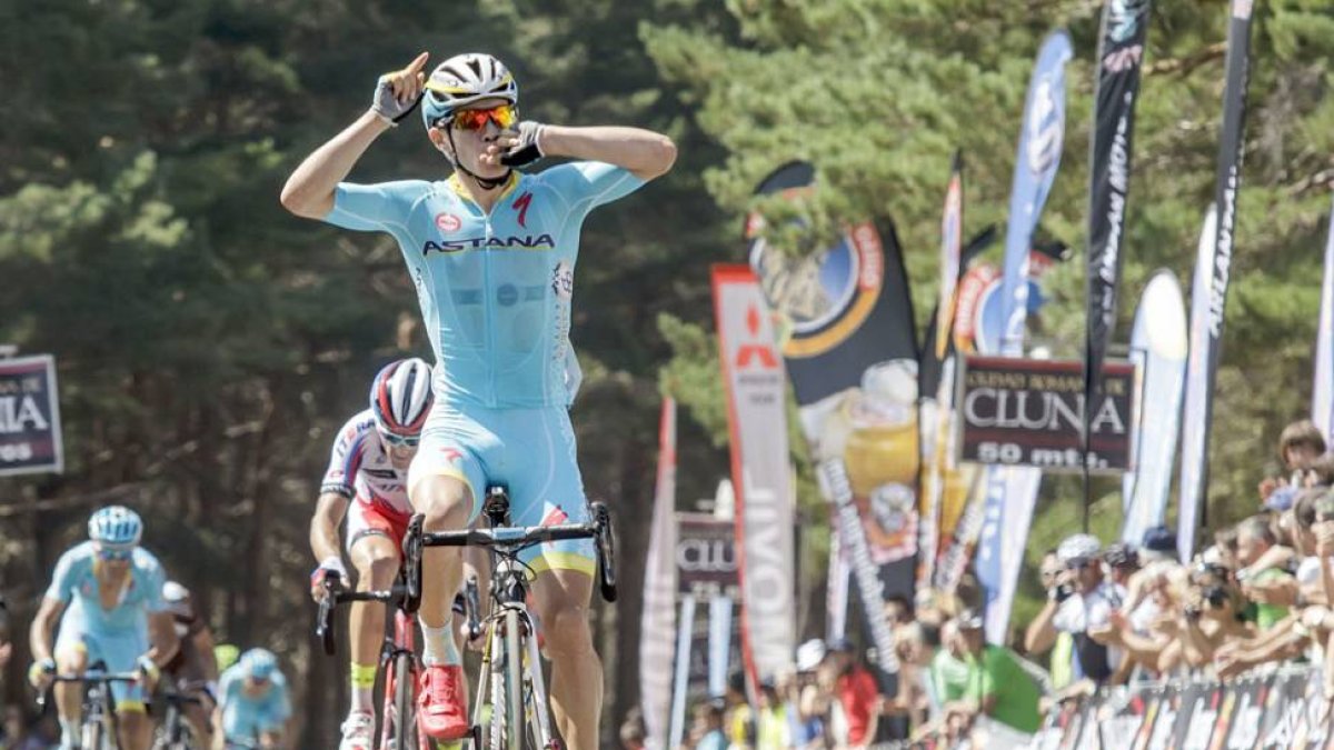 Miguel Ángel López celebra su victoria en la cima burgalesa después de superar a Dani Moreno.-