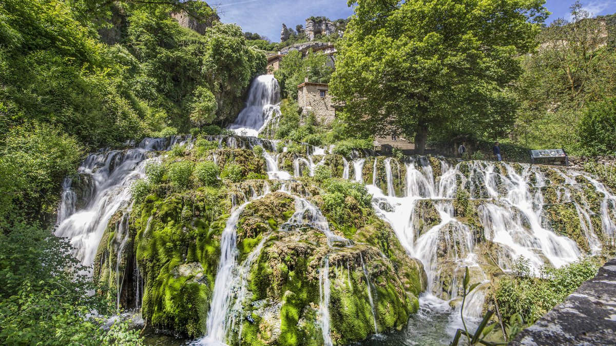 La cascada atrae anualmente mucho turismo «y aunque hay gente este puente está siendo muy tranquilo», afirma el edil. I. L. M.