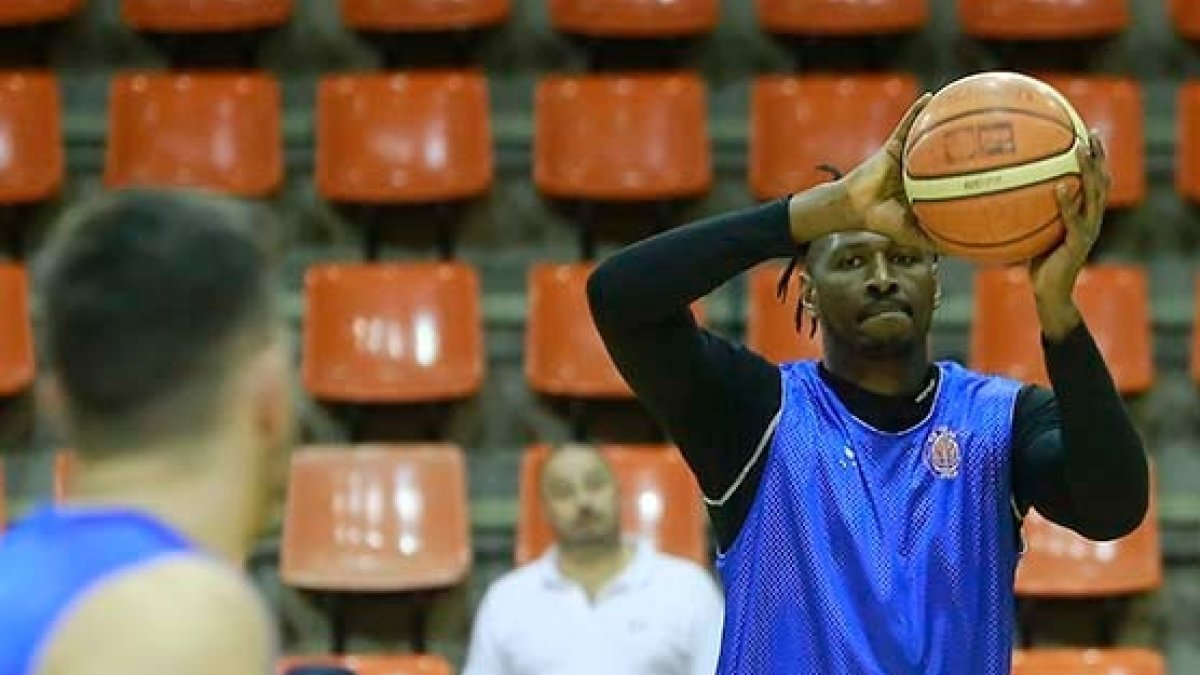Diop completa un ejercicio en el entrenamiento de ayer. RAÚL OCHOA
