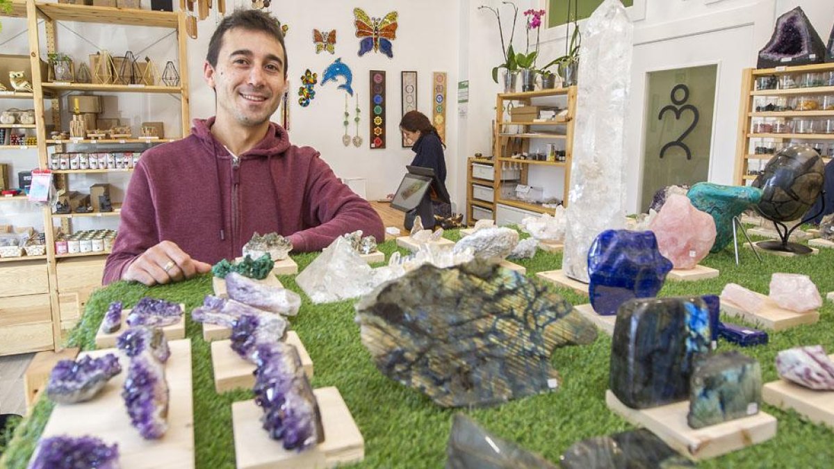 Jesús Garachana, junto a artículos de su establecimiento.-ISRAEL L. MURILLO