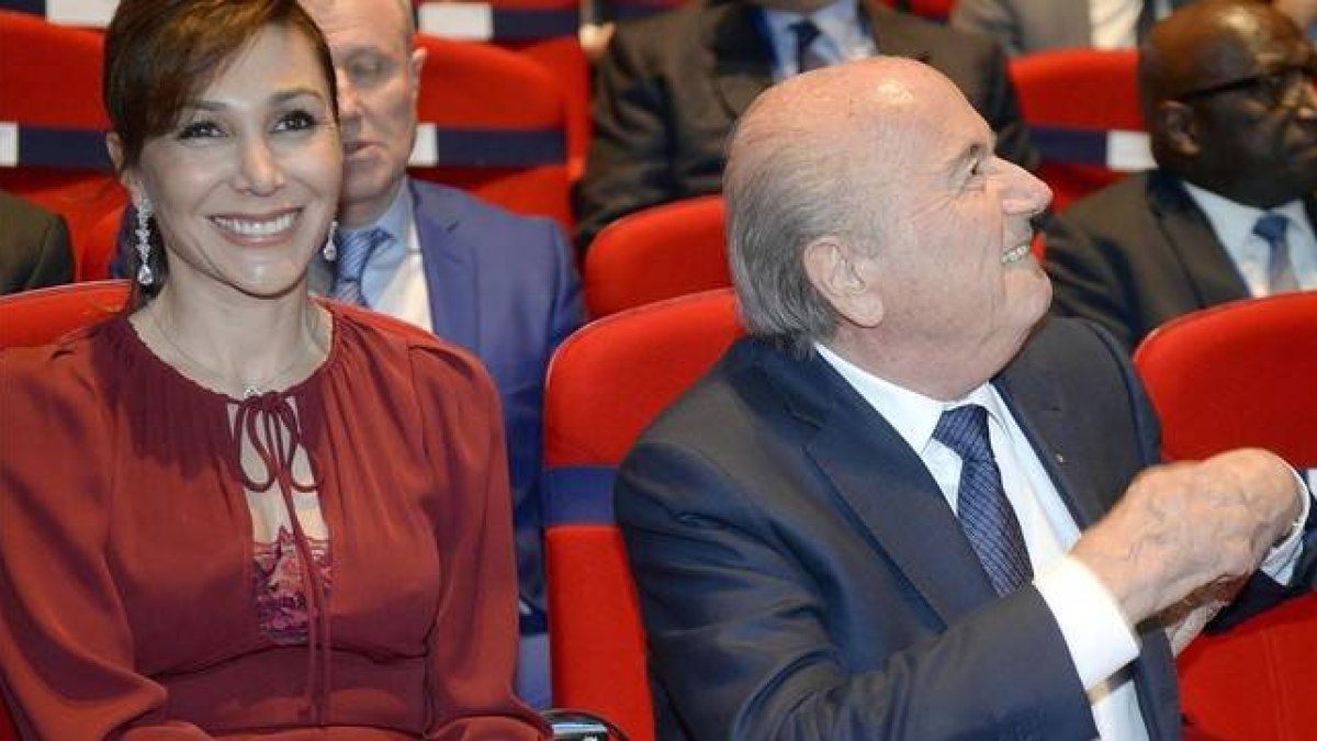 Joseph Blatter, con su novia Linda Gabrielian, en la apertura del Congreso de la FIFA en Zúrich.-Foto: EFE / WALTER BIERI