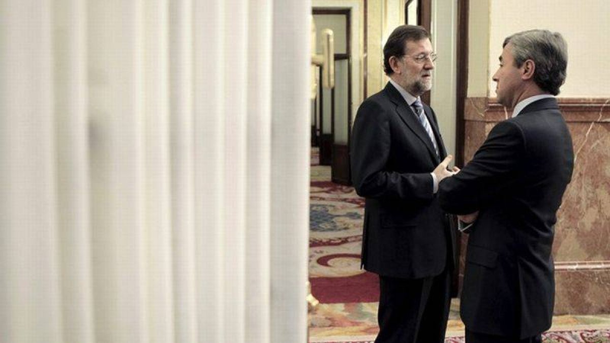 Rajoy y Acebes, en los pasillos del Congreso.-Foto: EFE / EMILIO NARANJO