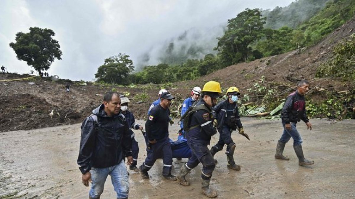 Labores de rescate en Colombia por las inundaciones y lluvias.-AFP