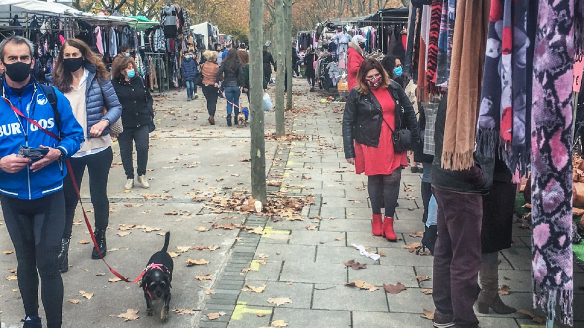 Imagen del mercadillo textil en la avenida Castilla y León. SANTI OTERO