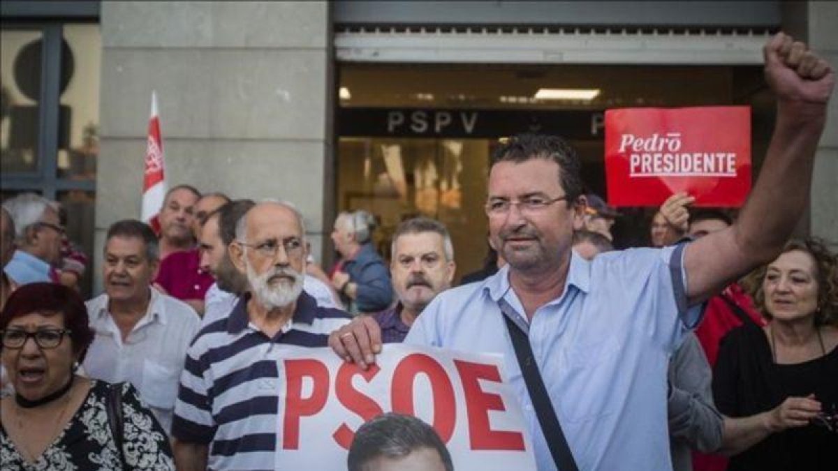 Militantes del PSOE se concentran en apoyo de Pedro Sánchez ante la sede socialista en València.-MIGUEL LORENZO