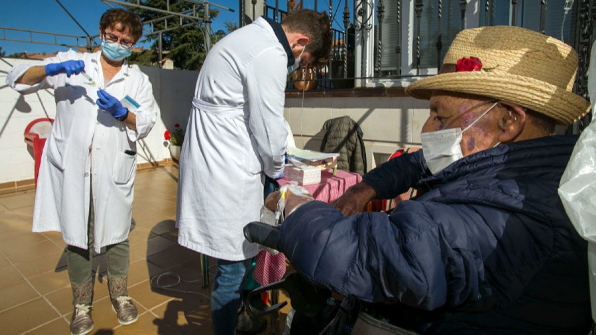 Dos facultativos de Hospitalización a Domicilio atienden a un paciente en su casa. TOMÁS ALONSO