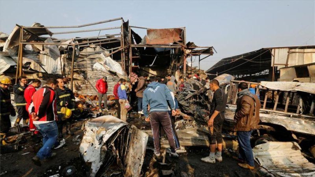 Escenario del ataque de Estado Islámico con coche bomba en Ciudad Sadr, Nagdad, Irak.-REUTERS / WISSM AL-OKLI