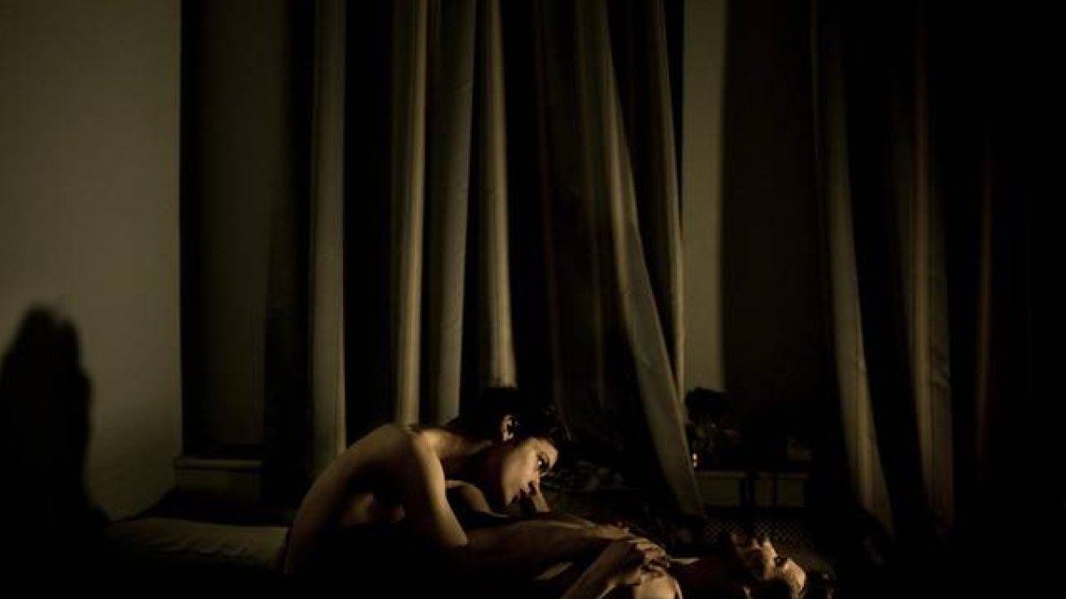 La imagen ganadora del World Press Photo, de Mads, Nissen. Capta de manera muy íntima una pareja de homosexuales en San Petersburgo.-Foto: MADS NISSEN / EFE