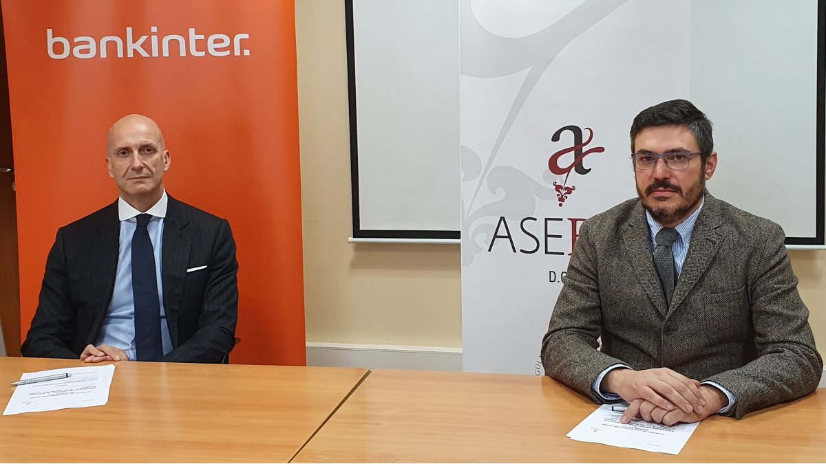 Firman el acuerdo, Joaquín Da Silva, subdirector general de Bankinter y director de Bankinter en la Organización Territorial Noroeste e Iker Ugarte, presidente de ASEBOR.