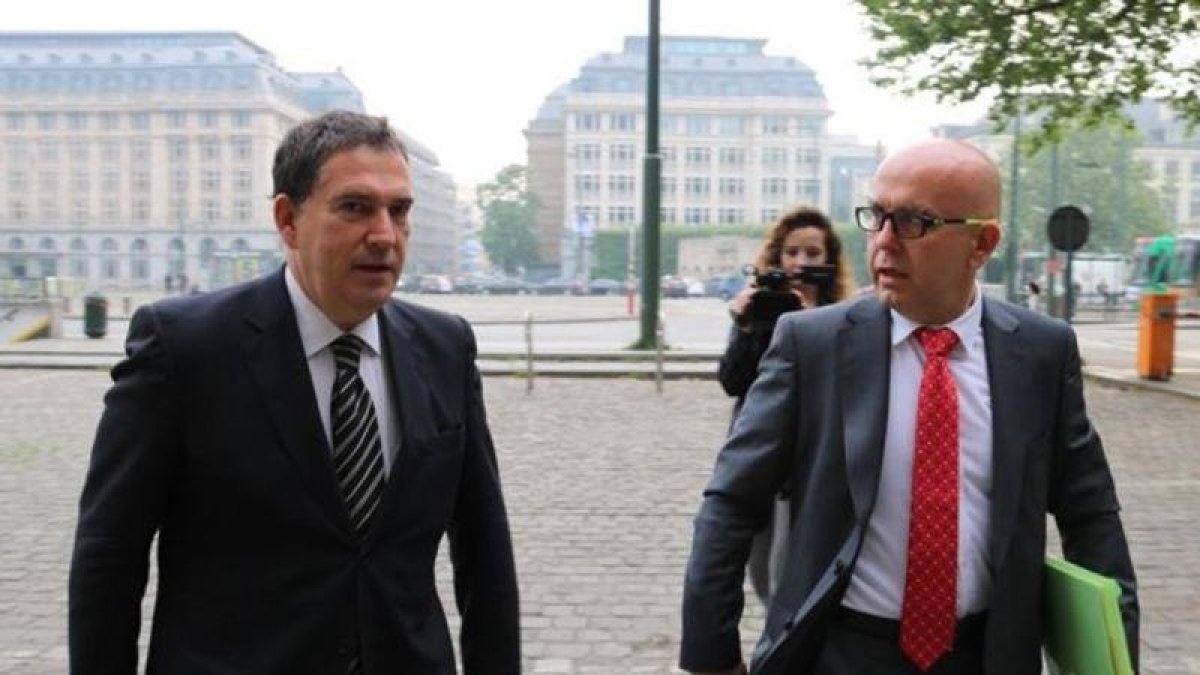 Los abogados de Puigdemont Jaume Alonso-Cuevillas y Gonzalo Boye.-N. SEGURA